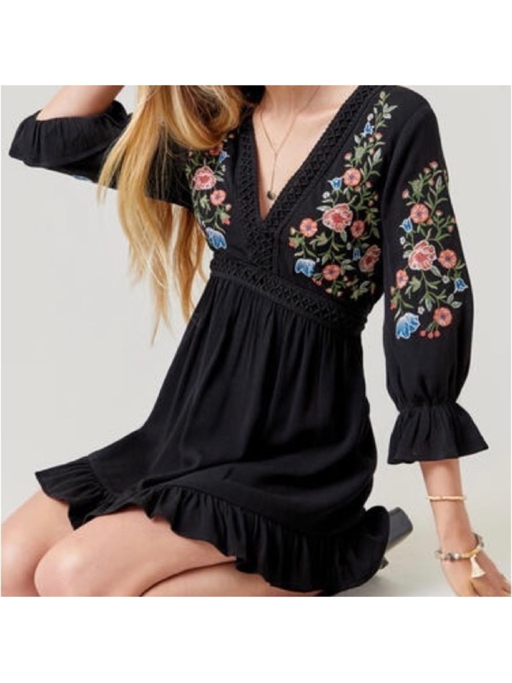 Francesca’s Black Floral Embroidered V-Neck Women’s Mini Dress